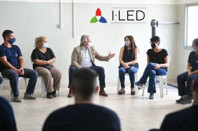 El Presidente visitó la fábrica de luminarias I-LED y aseguró que pudo ver «cómo crece la economía»