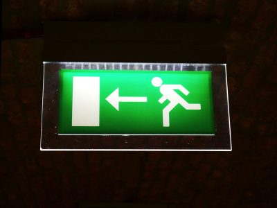 Iluminación de emergencia: normas y requerimientos