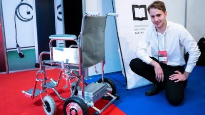 Tiene 23 años y creó un dispositivo que permite que las sillas de ruedas convencionales sean motorizadas