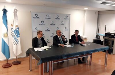 Mendiguren ante industriales de CADIEEL: “Está en juego volver al financierismo o seguir yendo al desarrollo nacional”